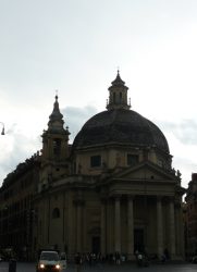 Una de las dos iglesias gemelas que flanquean la Plaza del Popolo