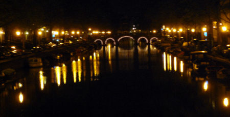 Bella vista nocturna de un puente iluminado en el centro