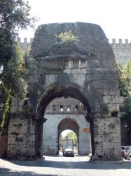 El Arco de Druso es la contrapuerta interna y da a la ciudad