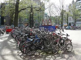 Uno de los muchos parking de bicis de Ámsterdam repleto