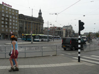 Unos autobuses de Ámsterdam situados frente a la Estación Central.