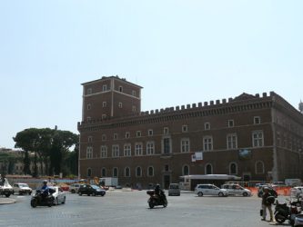 El Palacio de Venecia se halla en la misma plaza.
