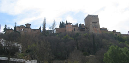 Imponente la Alhambra desde el Paseo de los Tristes