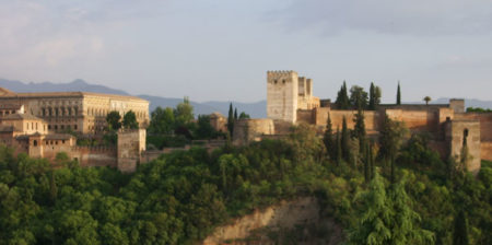 La parte exterior la forma la Alcazaba, que era la fortaleza defensiva 