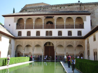 El majestuoso Patio de los Arrayanes de la Alhambra 