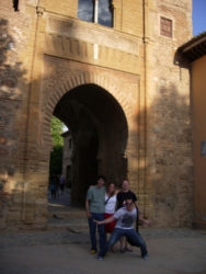 Llaman también la atención las distintas Puertas y Torres que vamos a ir descubriendo por la Alhambra
