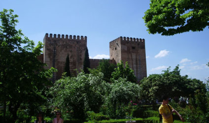 Vista de unas torres de la Alhambra desde los jardines