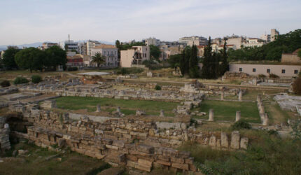 Ocupaba una amplia extensión, contaba con una acrópolis y un cementerio, en lo que se denominaba Kerámicos, el barrio del Cerámico o de los alfareros.