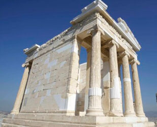 Realizado todo el templo en mármol, presenta en sus dos frentes cuatro columnas jónicas de escasa altura. 