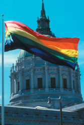 La cúpula del ayuntamiento franqueada por la bandera gay