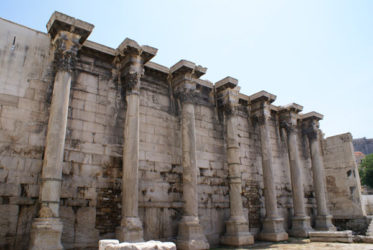 Muro y columnas monolíticas de estilo corintio