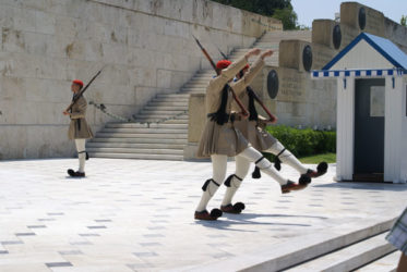 Los soldados evzones desfilan en el cambio de guardia