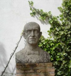 Busto del gran compositor Manuel de Falla en el jardín de la casa museo