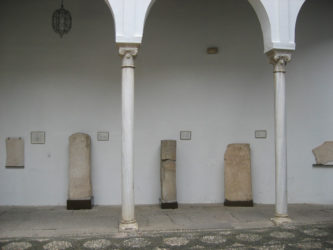 Diversas inscripciones funerarias y pedestales