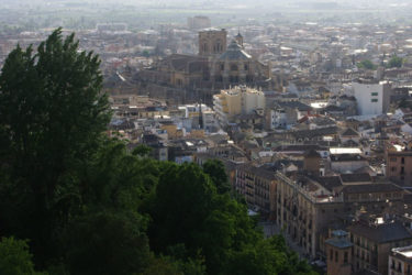Bella vista de la Catedral de Granada desde la Alhambra