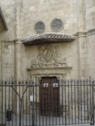 Puerta de salida de la Catedral de Granada tras la visita