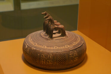 Bonito objeto de cerámica encontrado en el Ágora