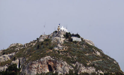 A lo lejos la colina de Licabeto y su capilla ortodoxa
