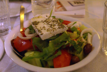 Una deliciosa ensalada griega con queso feta