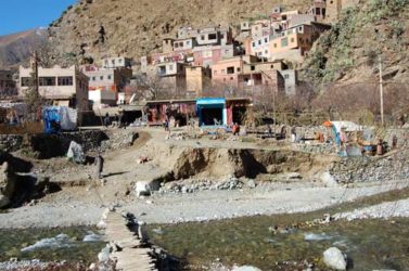 El pequeño pueblo realiza su vida junto al río que desciende de las montañas