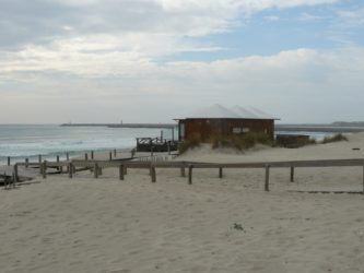 El offshore de barra, uno de los agradables chiringuitos de la playa.