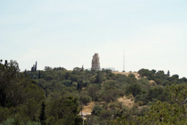 El monumento a Filopapo en la cima