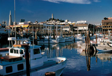 Bonita vista de Fisherman's Wharf y sus embarcaciones