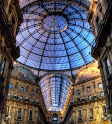 Vista de la gran cúpula abovedada de la Galleria Vittorio Emanuele II de Milán.