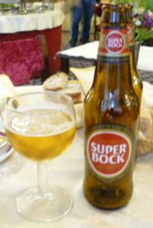 La rica cerveza portuguesa acompaña en la mesa de los restaurantes y bares.