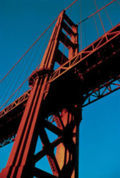 Vista de la estructura anaranjada del Golden Gate Bridge desde cerca