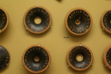Las ostracas en el museo del Ágora con el nombre de Temístocles escrito