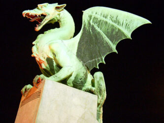 Uno de los imponentes dragones del puente, símbolo de Liubliana