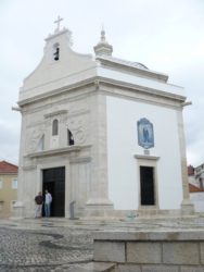 Bella imagen de la capilla de Sao Gonçalinho situada en Beira Mar.