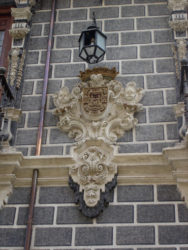 Detalle de un escudo en la fachada