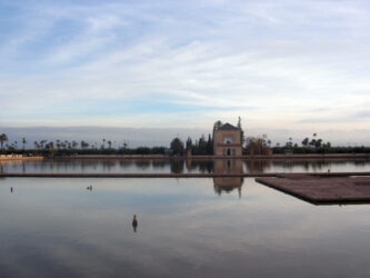 La vista del estanque de los jardines de Menara es preciosa