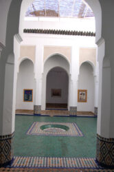Luminoso y hermoso patio del museo de Marrakech