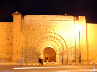 Vista nocturna de la imponente puerta Bab Agnou