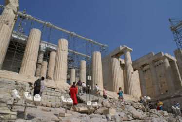 Las puertas monumentales que dan acceso a la Acrópolis, son los Propileos que mando levantar Pericles