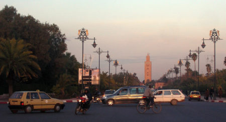 Un petit taxi, una moto y una bici, tres formas de transporte en Marrakech.