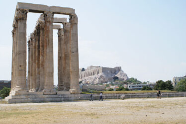 Las grandiosas columnas, con la Acrópolis al fondo