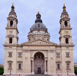Magnífica postal de la imponente Basílica de San Esteban de Budapest.