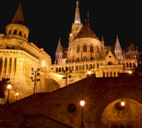 Vista nocturna del majestuoso Bastión de los Pescadores de Budapest.