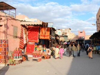 Imagen de una calle del zoco, una escena típica de Marrakech