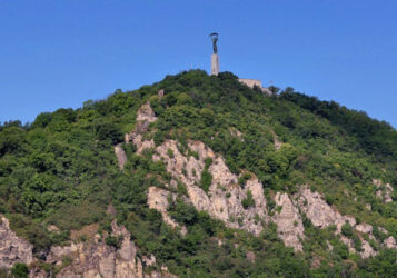 Imagen del Monte Gellert con el monumento a la Libertad en todo lo alto del mismo