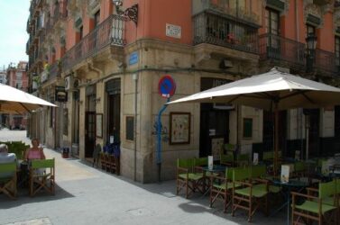 En Alicante hay múltiples posibilidades a elegir donde dormir, aquí os las mostramos ayudándonos de un buen buscador de Booking.