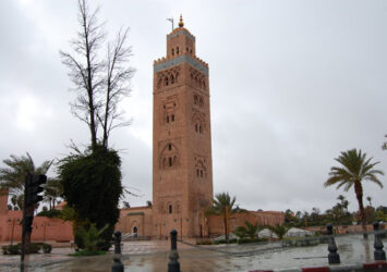 La famosa mezquita de la Koutoubia en un día de lluvia