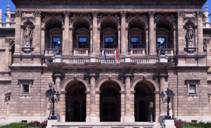 La bella Ópera nacional de Hungría es un punto que también deberíamos ver.