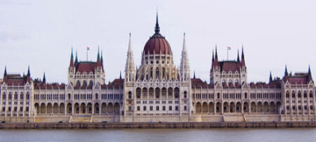Visión frontal de la majestuosa fachada del Parlamento de Budapest.