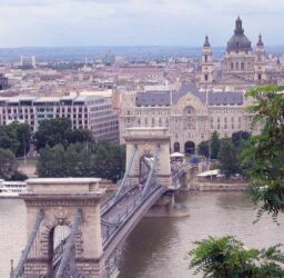 Magnífica visión del gran puente de las cadenas de Budapest.