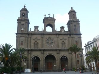  La imponente y bella fachada de la Catedral de Santa Ana